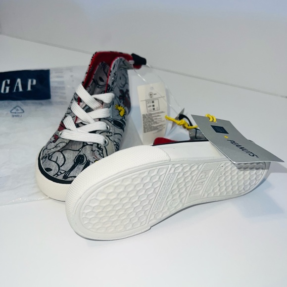 Baby Gap Snoopy Sneakers (NWT) size 7 - Picture 3 of 3